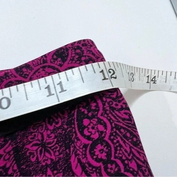 Lululemon Outrun 17" Crop Antique‎ Paisley Deep Fuschia Black / Black - Picture 7 of 11